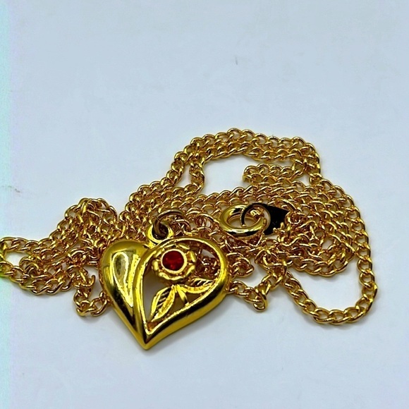Red Crystal Stone Flower Heart Pendant Necklace 18K Gold Tone 18” Chain ❤️🌸 - Picture 1 of 9
